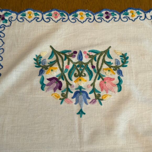 Vintage Kashubian Hand Embroidered Floral Table Runner and 6 Cloth Napkins - Picture 4 of 8